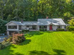 Countryside Retreat: 3BR with Pond Views - Image 2