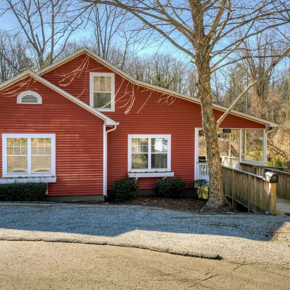 Spacious 2 bedroom in Tryon, The Haven Too - Image 1