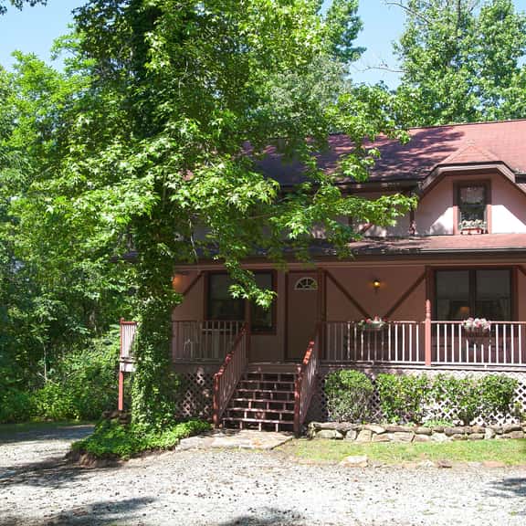Comfortable 4-Bed Chalet Near TIEC, Pets Welcome - Image 1