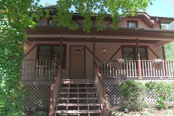 Comfortable 4-Bed Chalet Near TIEC, Pets Welcome - Image 2