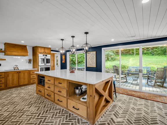 Countryside Retreat: 3BR with Pond Views - Image 3