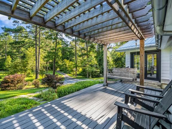 Countryside Retreat: 3BR with Pond Views - Image 4