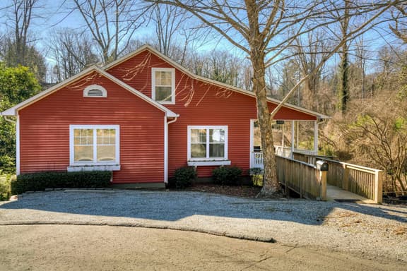 Spacious 2 bedroom in Tryon, The Haven Too - Image 1