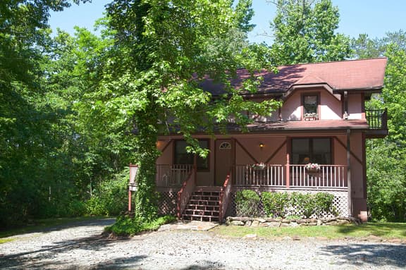 Comfortable 4-Bed Chalet Near TIEC, Pets Welcome - Image 1